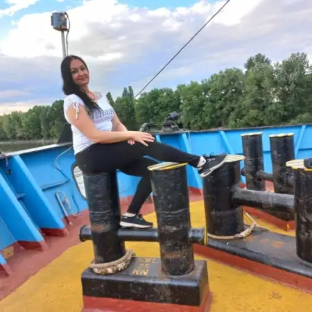 Yana, 43