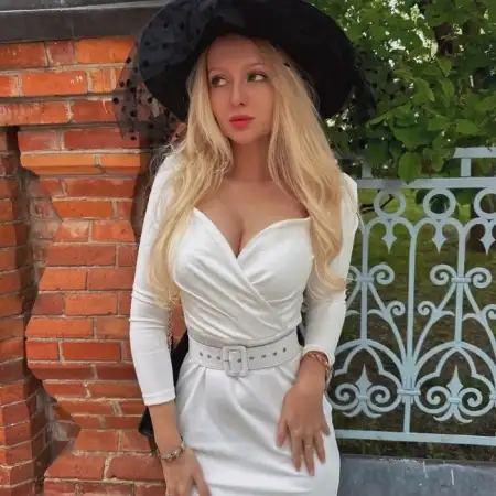 Diana, 28