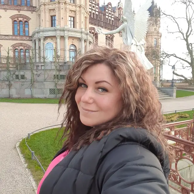 Julia, 44