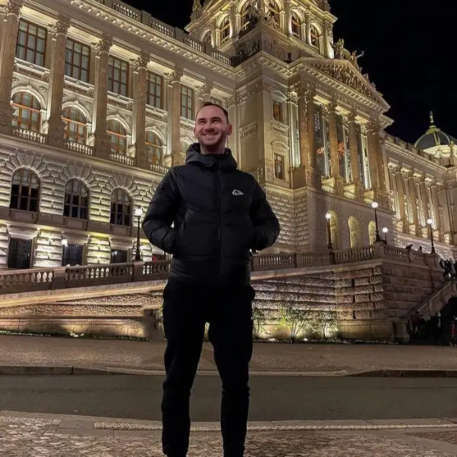 Roman, 46 - Gratis