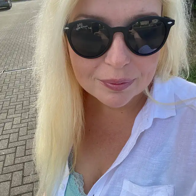 Elena, 44