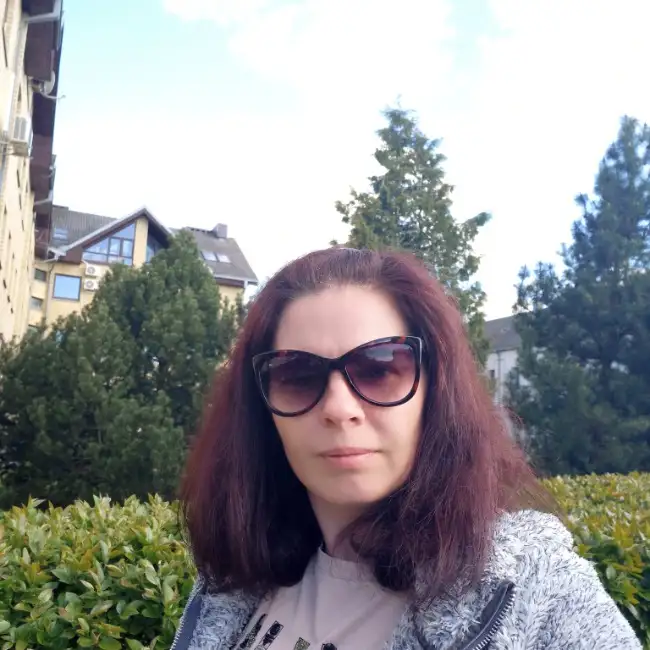 Yullia, 39 - Gratis