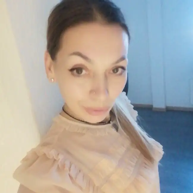 Elena, 44