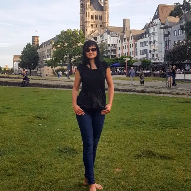 Yuliia, 51