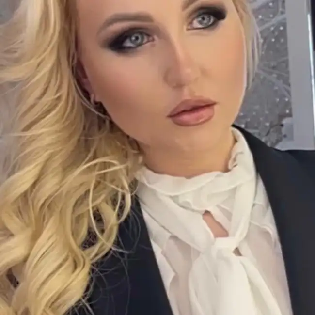 Julia, 34