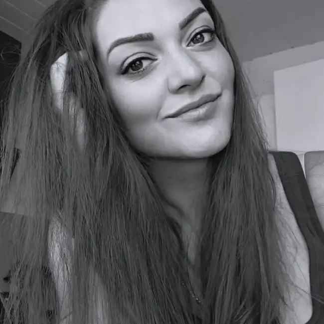Амина, 33