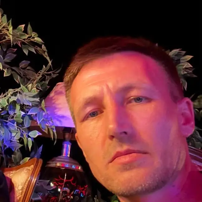 Viktor, 43