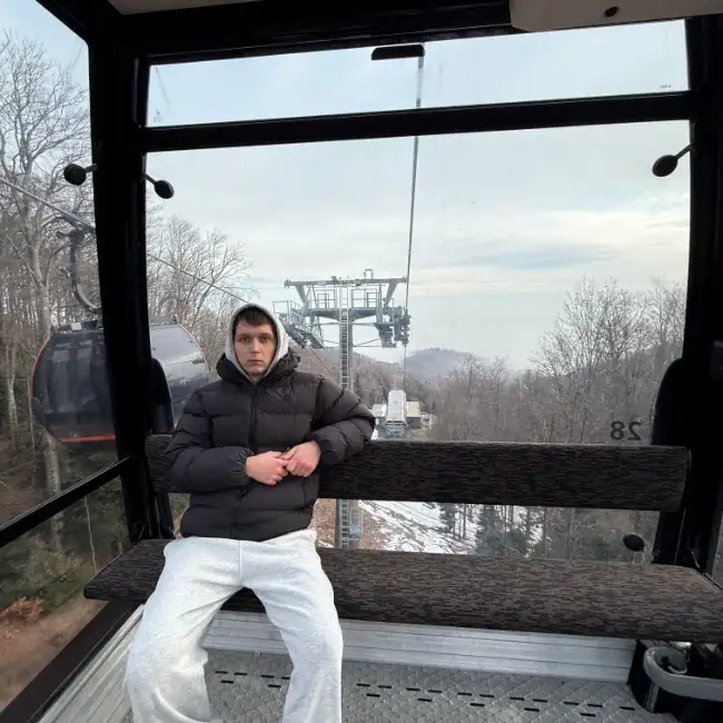 Maksim, 25