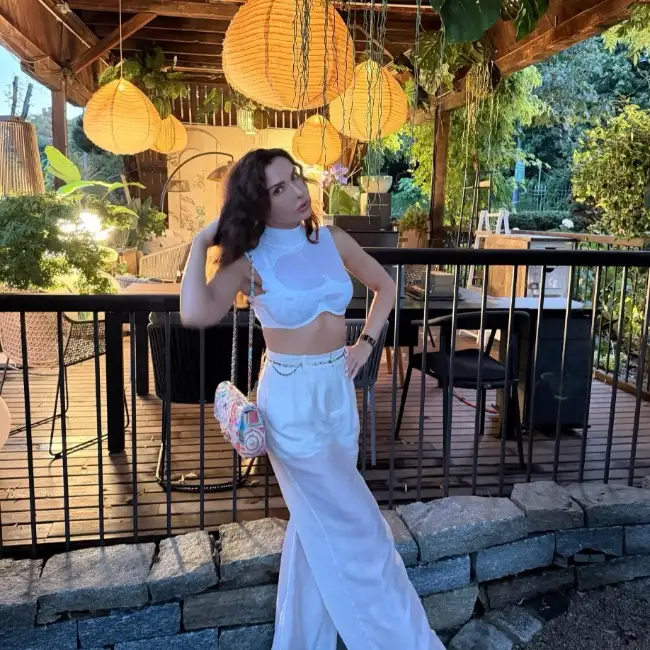 Valeria, 39